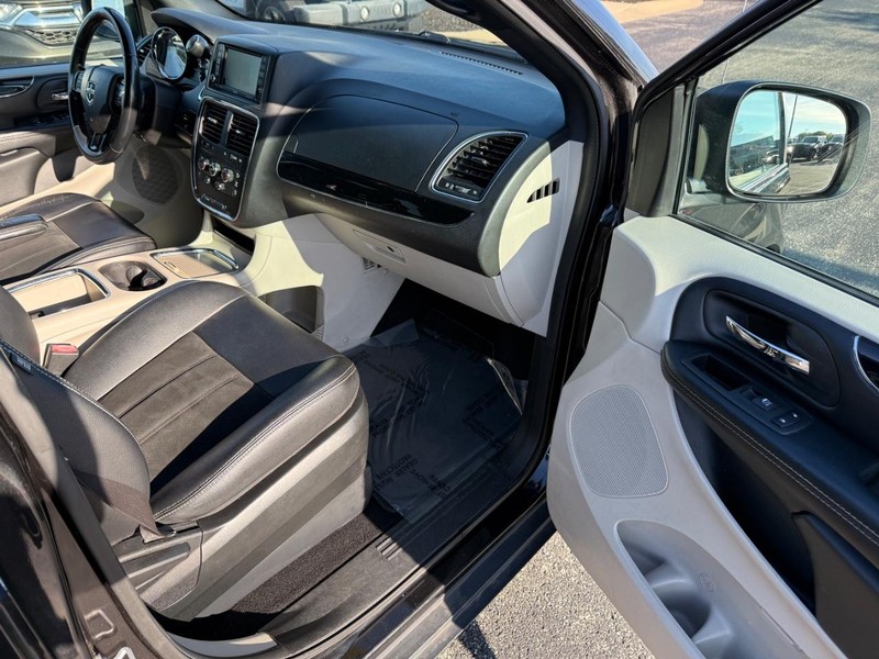 Dodge Grand Caravan Vehicle Full-screen Gallery Image 15