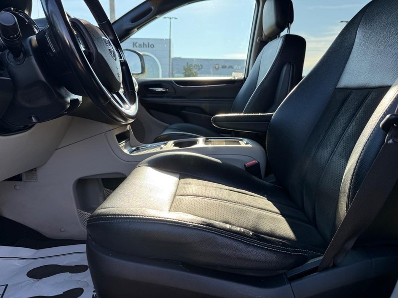 Dodge Grand Caravan Vehicle Full-screen Gallery Image 18