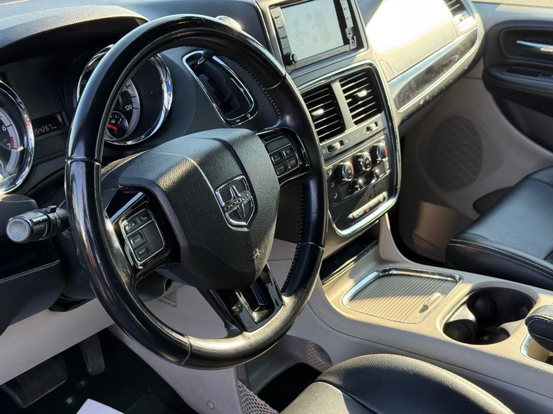 Dodge Grand Caravan Vehicle Full-screen Gallery Image 19