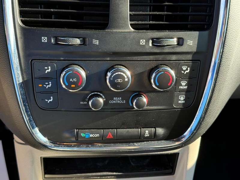 Dodge Grand Caravan Vehicle Full-screen Gallery Image 24