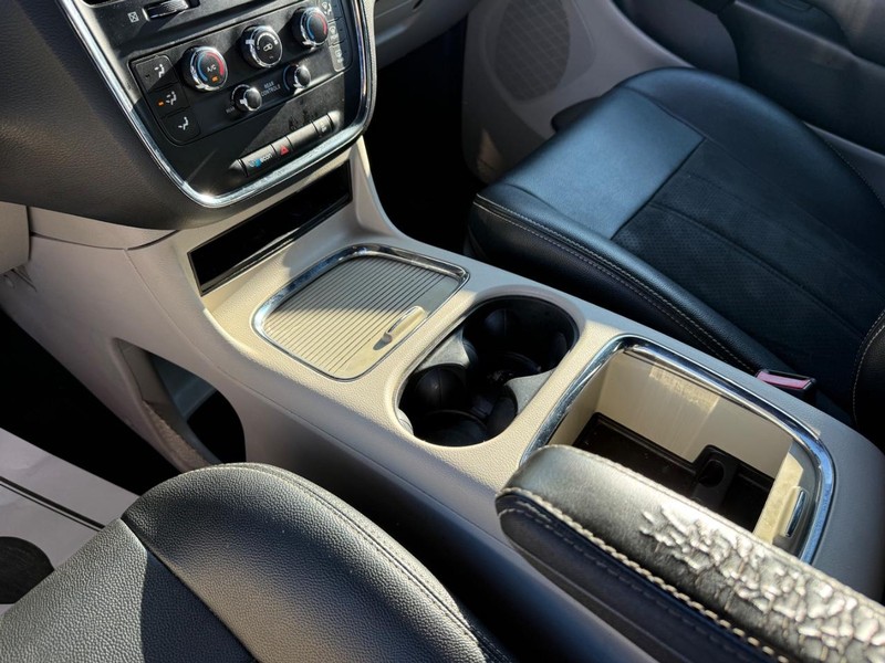 Dodge Grand Caravan Vehicle Full-screen Gallery Image 25