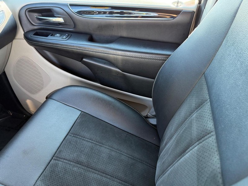 Dodge Grand Caravan Vehicle Full-screen Gallery Image 26
