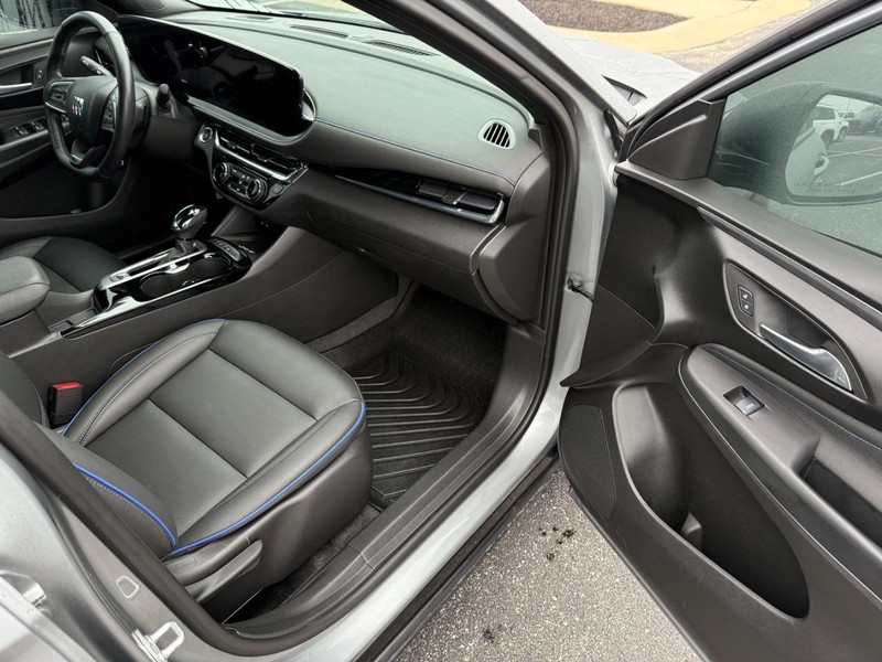 Buick Envista Vehicle Full-screen Gallery Image 16