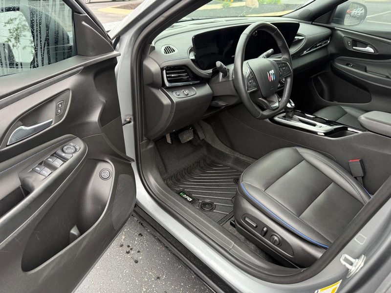 Buick Envista Vehicle Full-screen Gallery Image 18