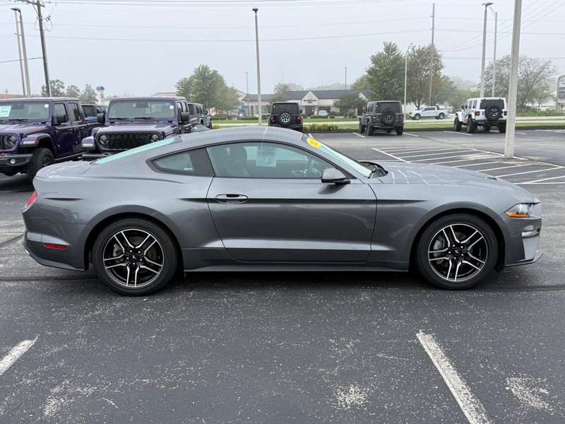 Ford Mustang Vehicle Full-screen Gallery Image 02