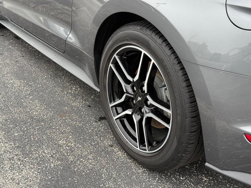 Ford Mustang Vehicle Full-screen Gallery Image 06