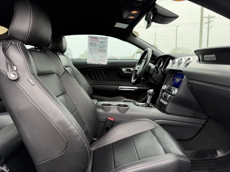 Ford Mustang Vehicle Full-screen Gallery Image 11