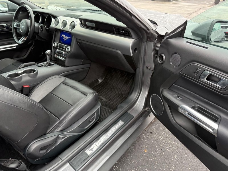 Ford Mustang Vehicle Full-screen Gallery Image 12