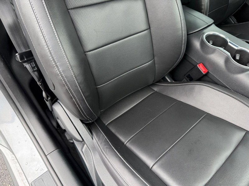 Ford Mustang Vehicle Full-screen Gallery Image 13