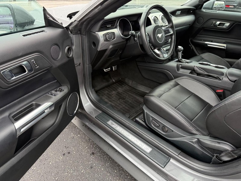 Ford Mustang Vehicle Full-screen Gallery Image 15