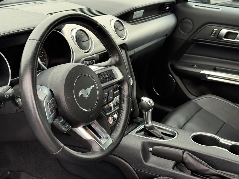 Ford Mustang Vehicle Full-screen Gallery Image 17