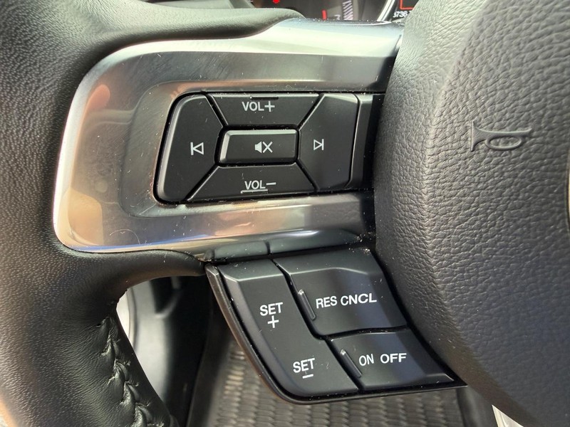 Ford Mustang Vehicle Full-screen Gallery Image 18