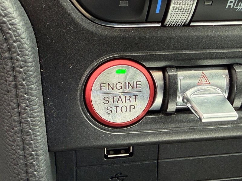 Ford Mustang Vehicle Full-screen Gallery Image 21