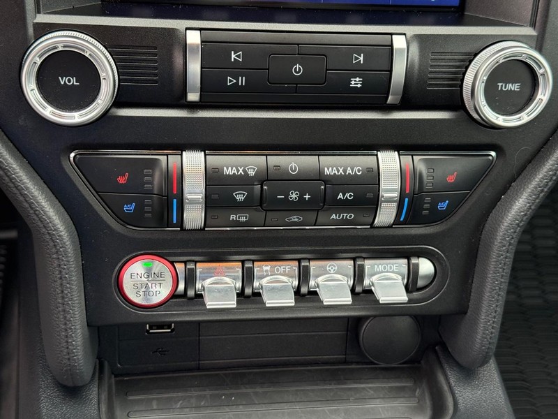 Ford Mustang Vehicle Full-screen Gallery Image 24