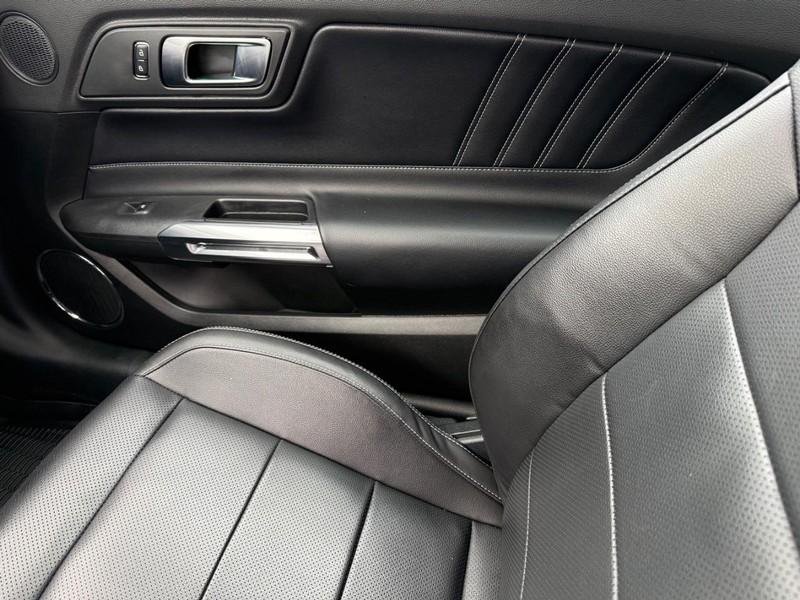 Ford Mustang Vehicle Full-screen Gallery Image 26