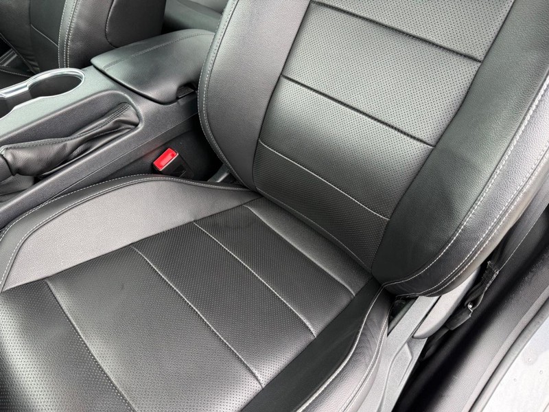 Ford Mustang Vehicle Full-screen Gallery Image 29