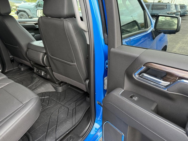 Chevrolet Silverado 1500 Vehicle Full-screen Gallery Image 11