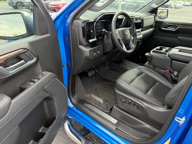 Chevrolet Silverado 1500 Vehicle Full-screen Gallery Image 16