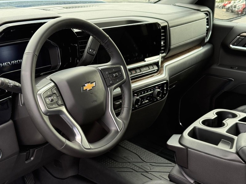 Chevrolet Silverado 1500 Vehicle Full-screen Gallery Image 18