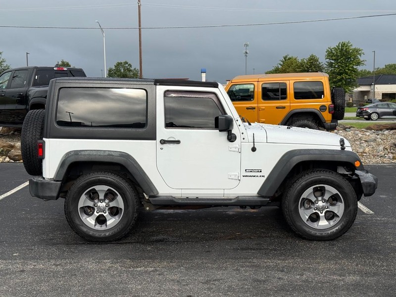 Jeep Wrangler Vehicle Full-screen Gallery Image 2