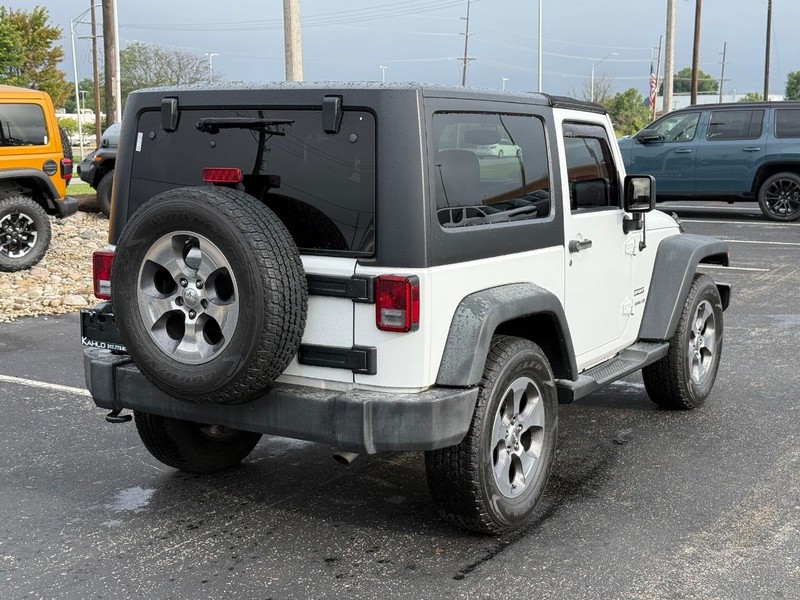 Jeep Wrangler Vehicle Full-screen Gallery Image 3