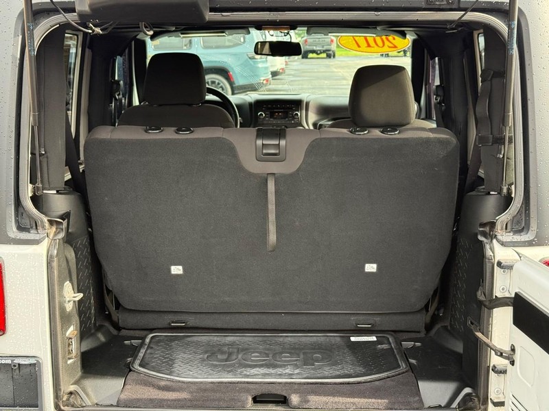 Jeep Wrangler Vehicle Full-screen Gallery Image 7