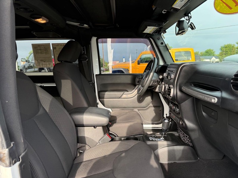 Jeep Wrangler Vehicle Full-screen Gallery Image 10
