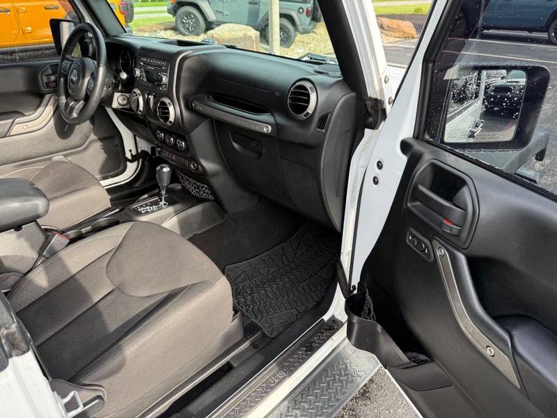 Jeep Wrangler Vehicle Full-screen Gallery Image 11