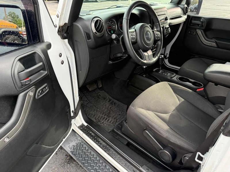 Jeep Wrangler Vehicle Full-screen Gallery Image 14