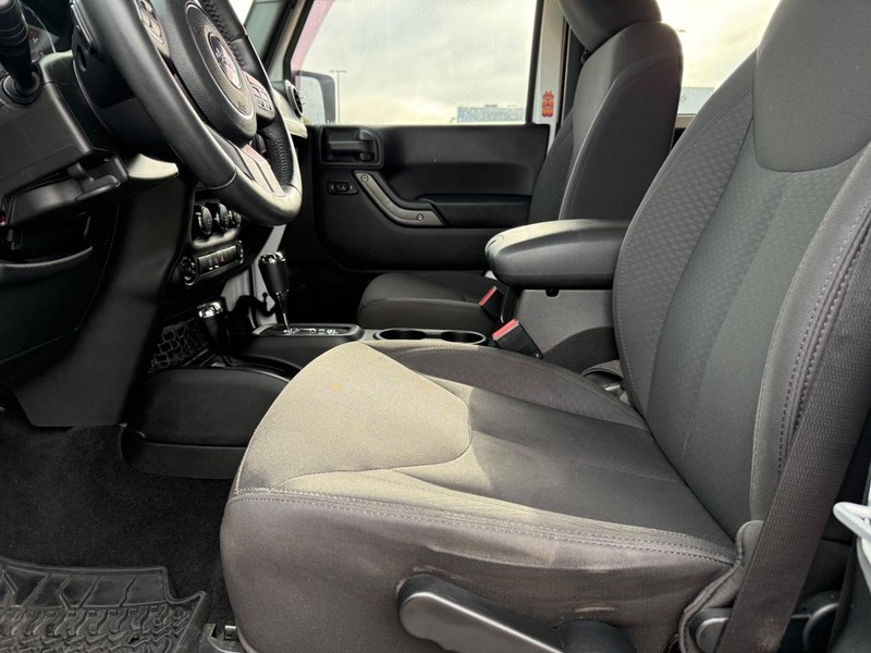 Jeep Wrangler Vehicle Full-screen Gallery Image 15