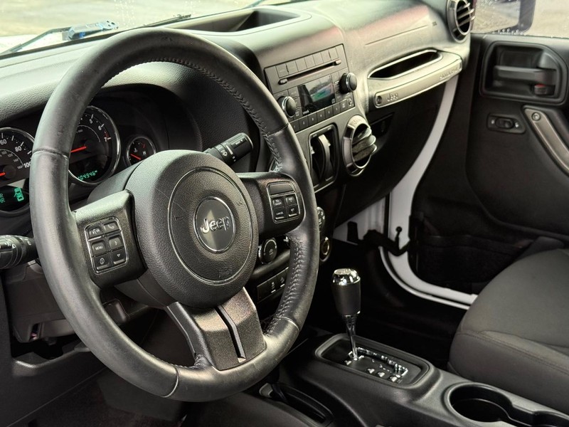 Jeep Wrangler Vehicle Full-screen Gallery Image 16