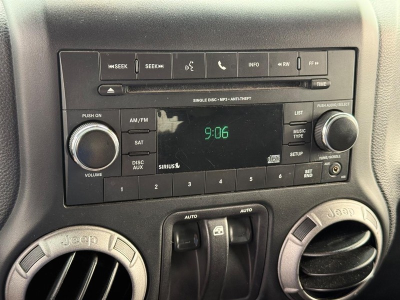Jeep Wrangler Vehicle Full-screen Gallery Image 19