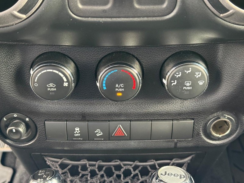 Jeep Wrangler Vehicle Full-screen Gallery Image 20