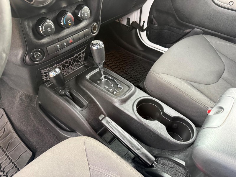 Jeep Wrangler Vehicle Full-screen Gallery Image 21