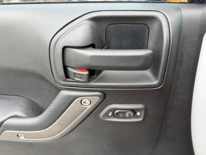Jeep Wrangler Vehicle Full-screen Gallery Image 25