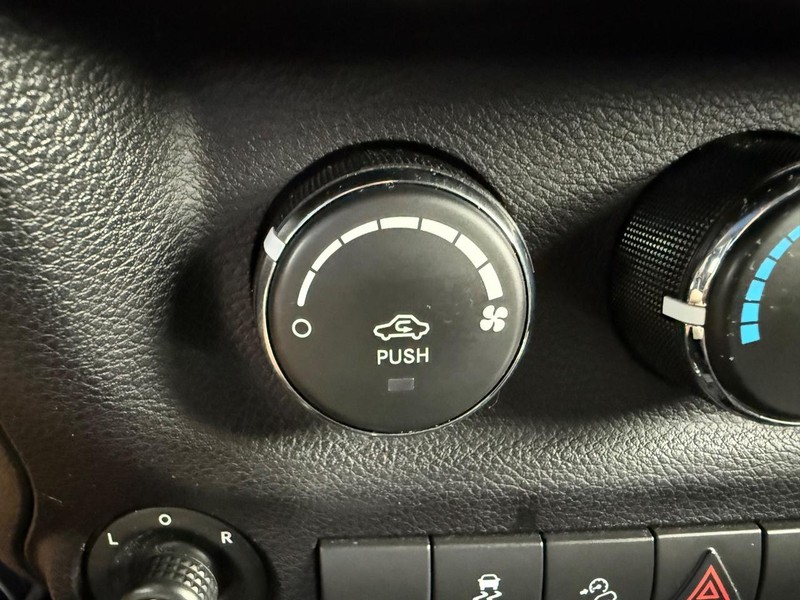 Jeep Wrangler Vehicle Full-screen Gallery Image 26