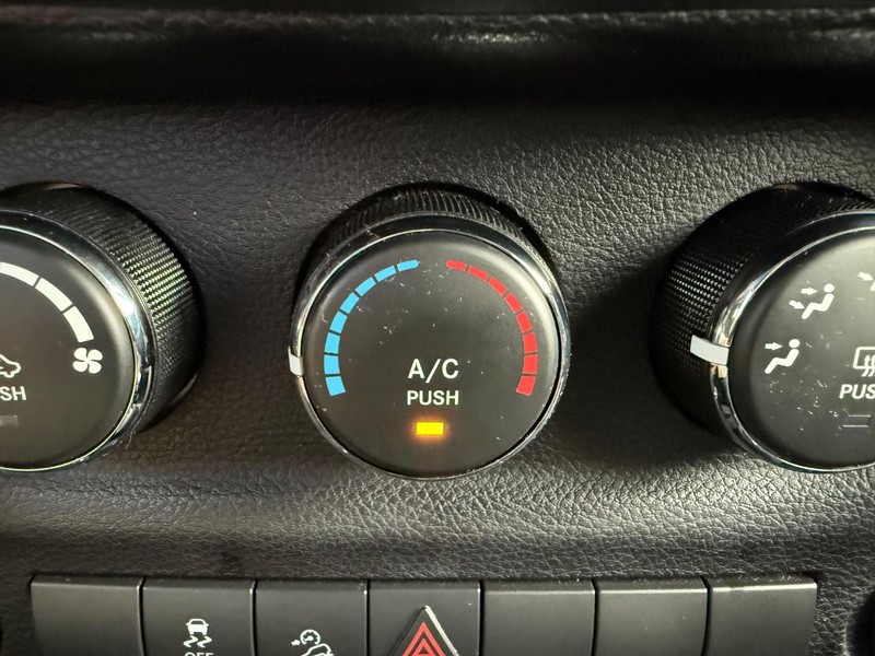 Jeep Wrangler Vehicle Full-screen Gallery Image 27