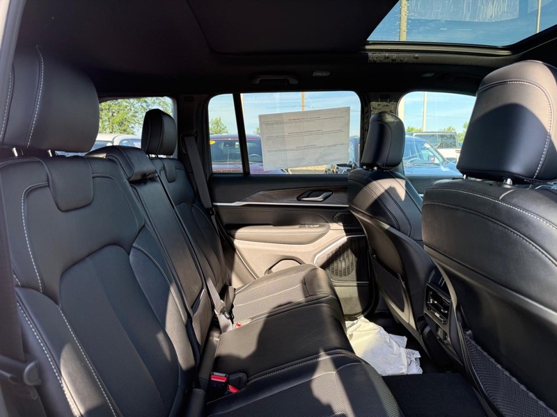 Jeep Grand Cherokee Vehicle Full-screen Gallery Image 11