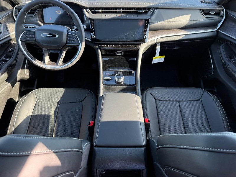 Jeep Grand Cherokee Vehicle Full-screen Gallery Image 14