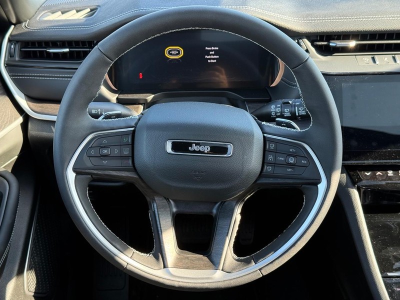 Jeep Grand Cherokee Vehicle Full-screen Gallery Image 15