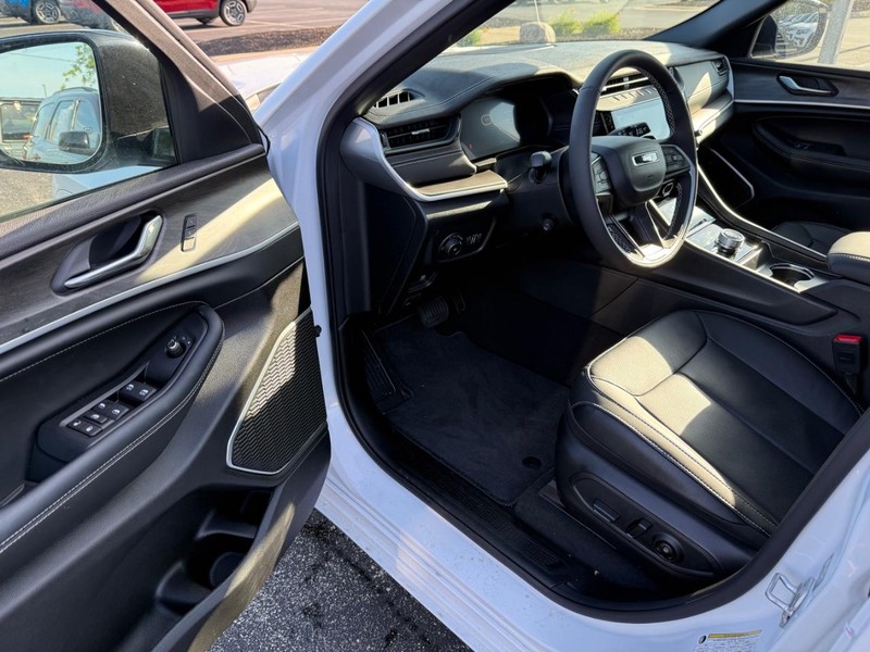 Jeep Grand Cherokee Vehicle Full-screen Gallery Image 18