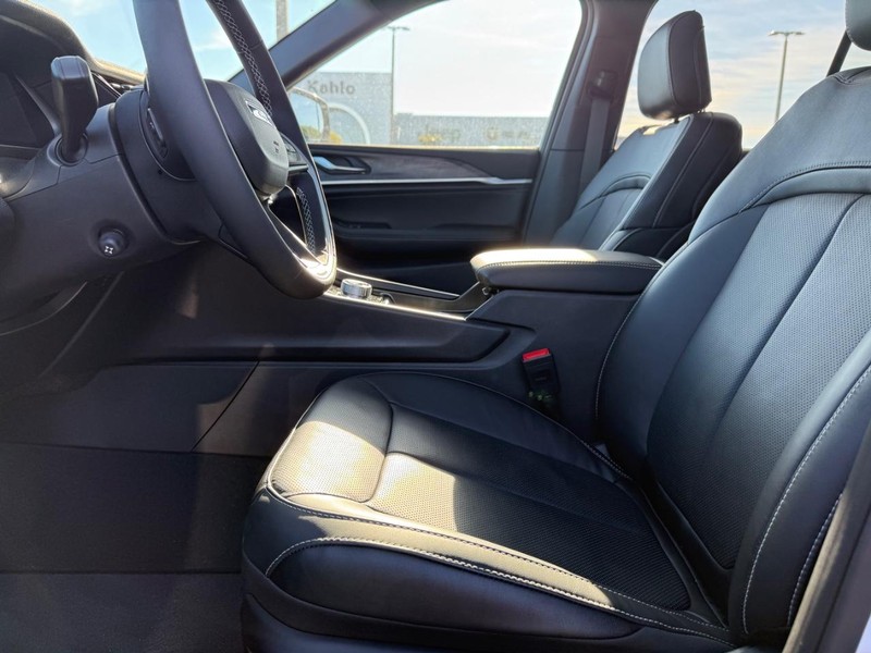 Jeep Grand Cherokee Vehicle Full-screen Gallery Image 19