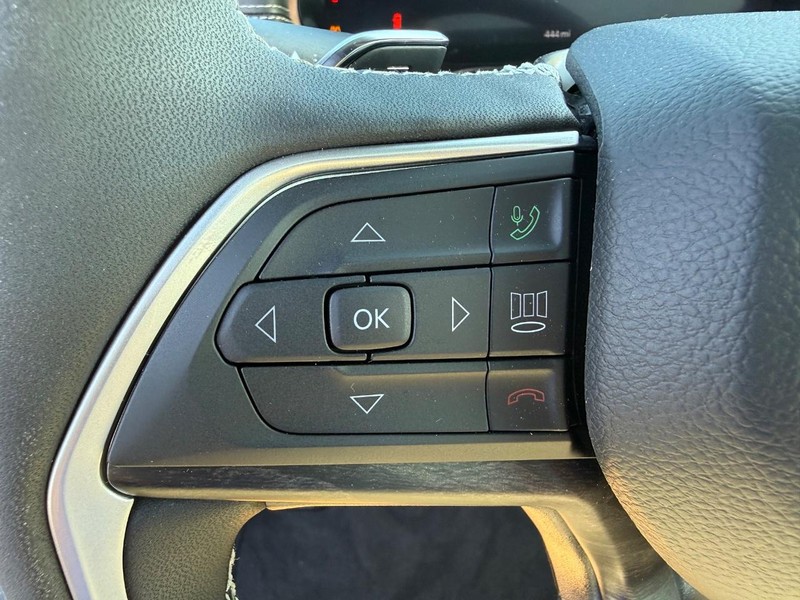 Jeep Grand Cherokee Vehicle Full-screen Gallery Image 21