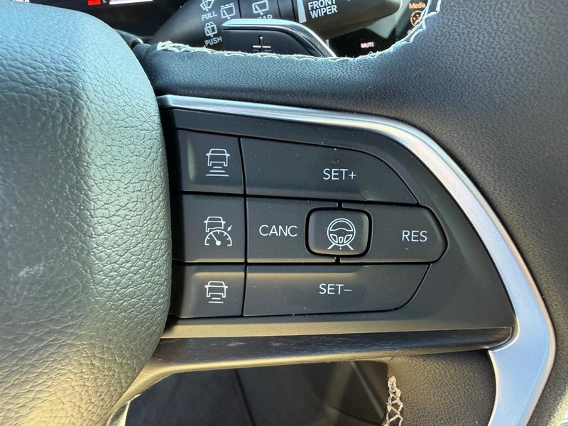 Jeep Grand Cherokee Vehicle Full-screen Gallery Image 22