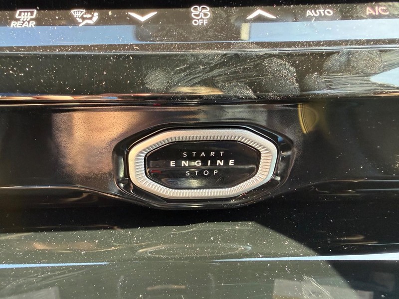 Jeep Grand Cherokee Vehicle Full-screen Gallery Image 23