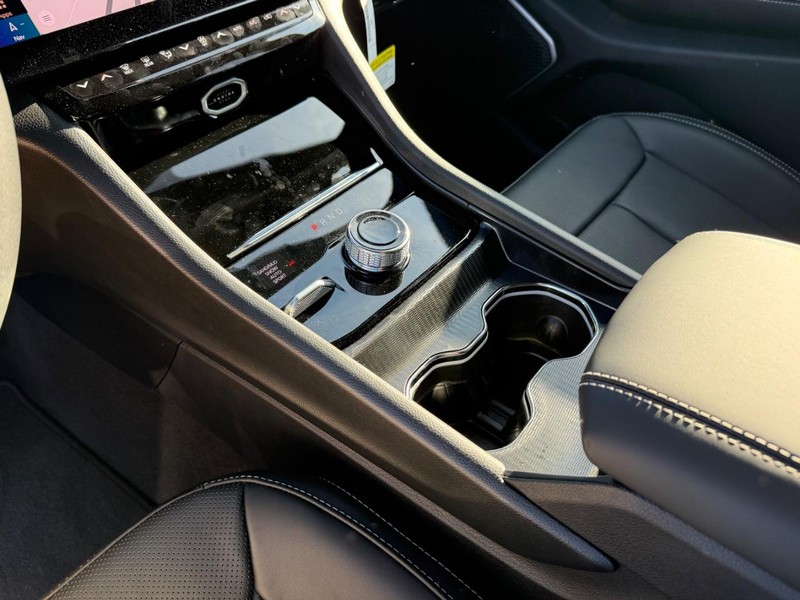 Jeep Grand Cherokee Vehicle Full-screen Gallery Image 26