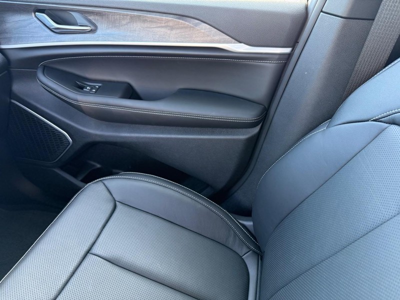 Jeep Grand Cherokee Vehicle Full-screen Gallery Image 27
