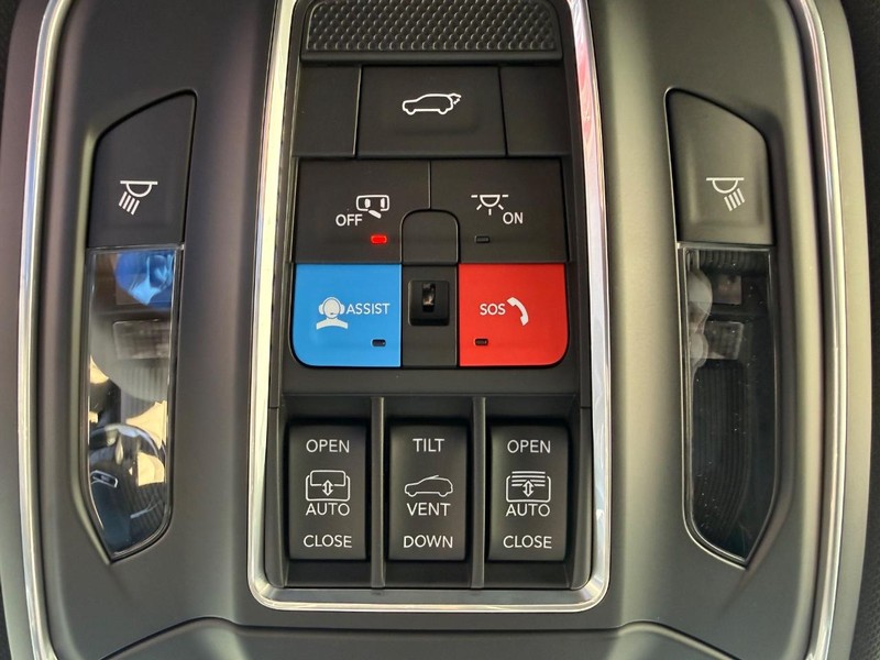 Jeep Grand Cherokee Vehicle Full-screen Gallery Image 28