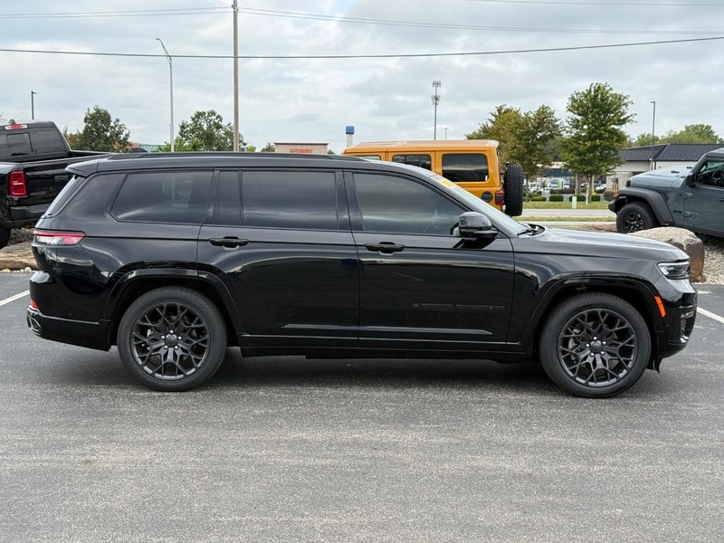 Jeep Grand Cherokee L Vehicle Full-screen Gallery Image 2