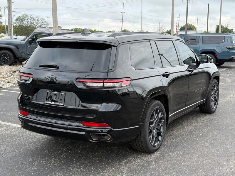 Jeep Grand Cherokee L Vehicle Full-screen Gallery Image 3